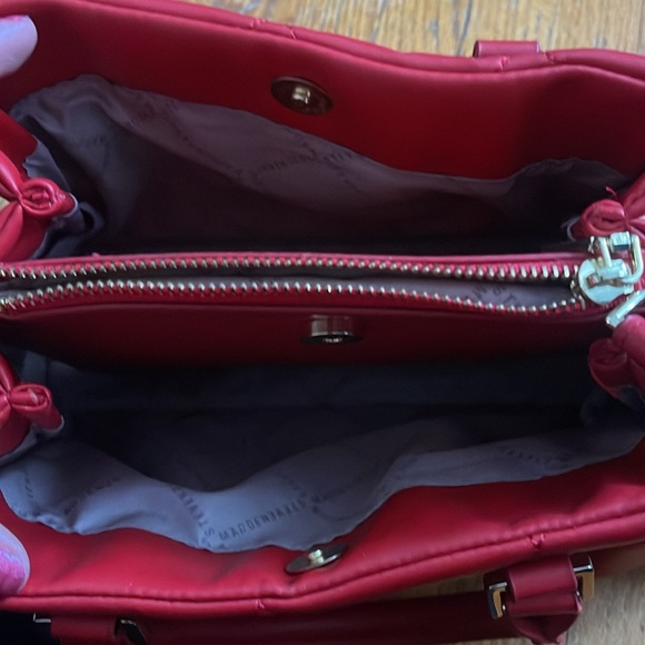 Steve Madden  leather bag with cross body strap, card holder and gold hardware - Picture 2 of 5